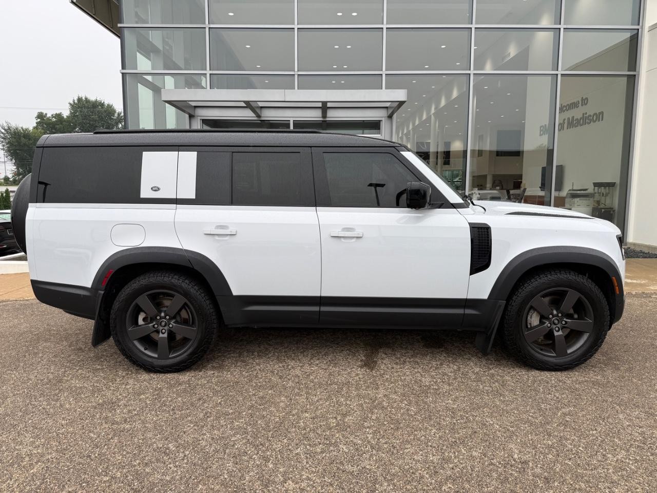 Land Rover Defender Vehicle Image 02