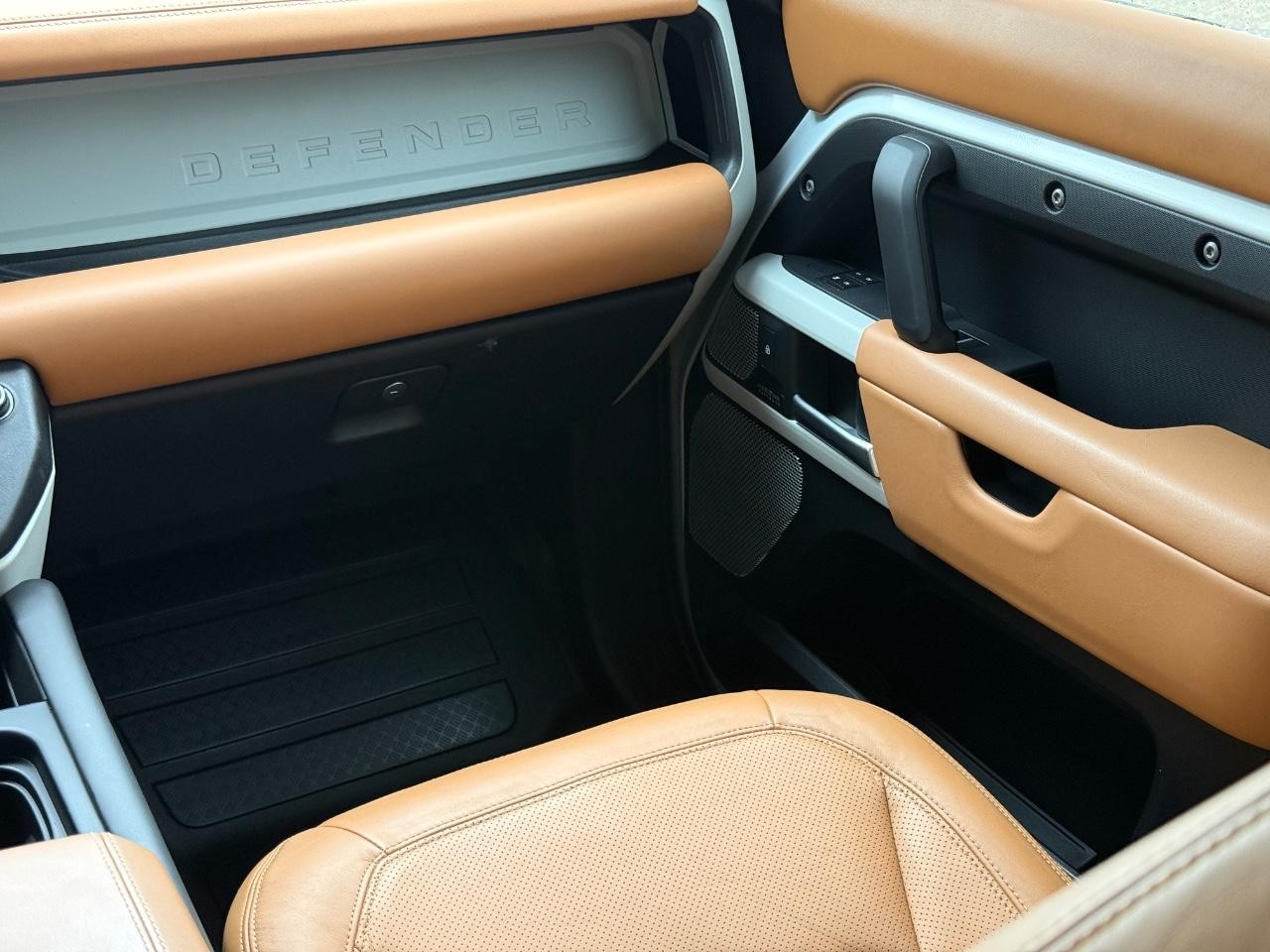 Land Rover Defender Vehicle Image 14
