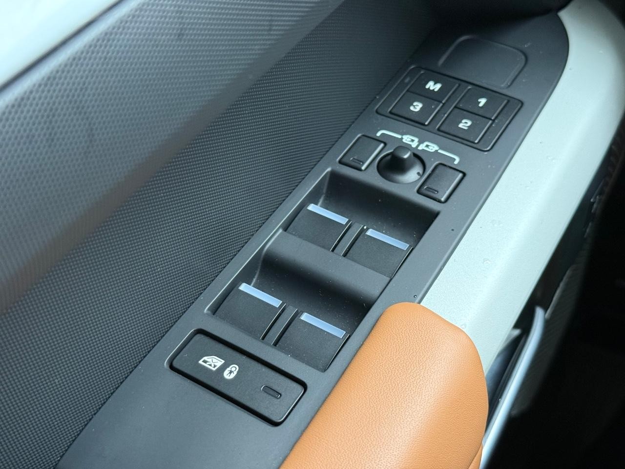 Land Rover Defender Vehicle Image 19