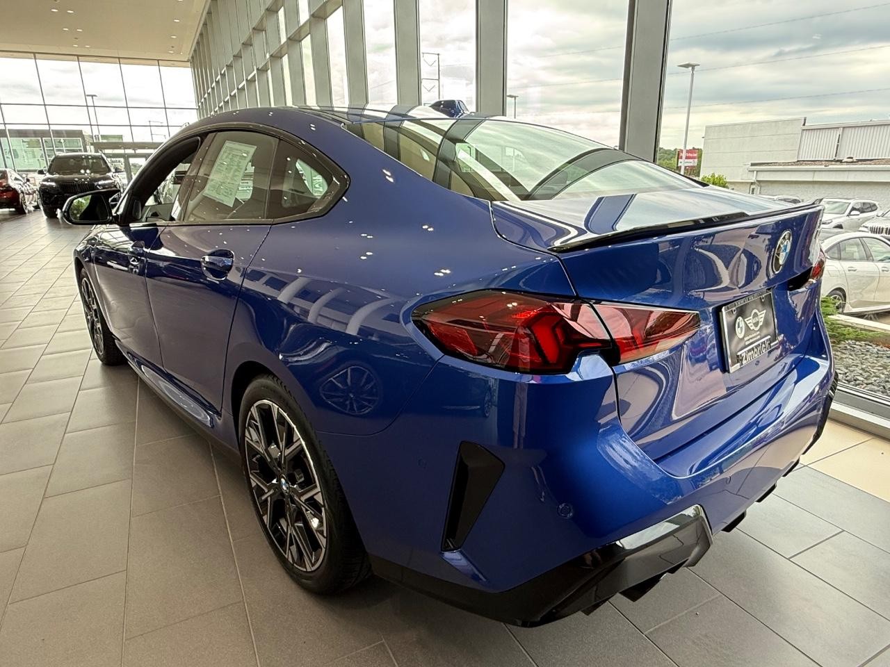 BMW 2 Series Vehicle Full-screen Gallery Image 04
