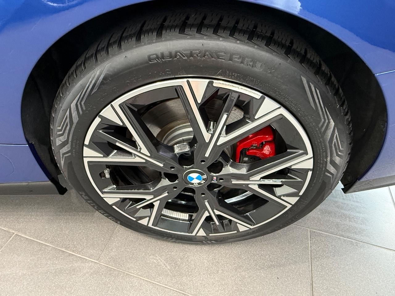BMW 2 Series Vehicle Full-screen Gallery Image 05