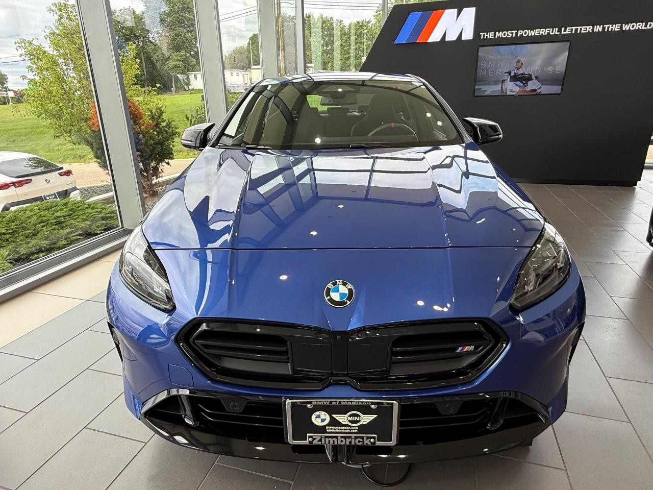 BMW 2 Series Vehicle Full-screen Gallery Image 07