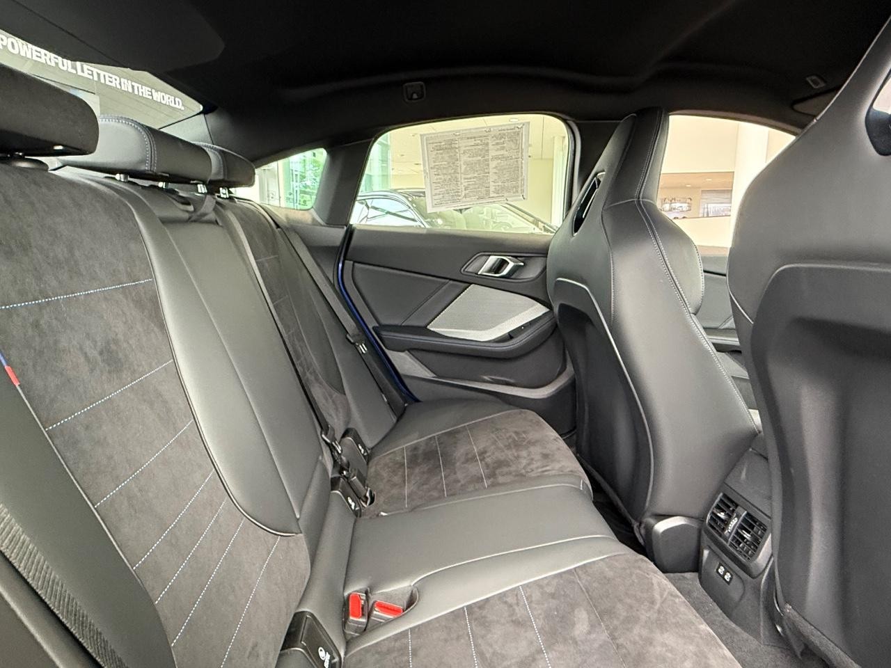 BMW 2 Series Vehicle Full-screen Gallery Image 08