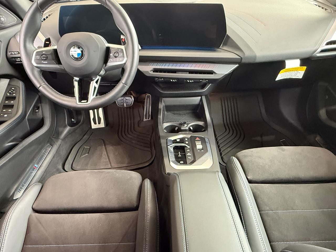 BMW 2 Series Vehicle Full-screen Gallery Image 09