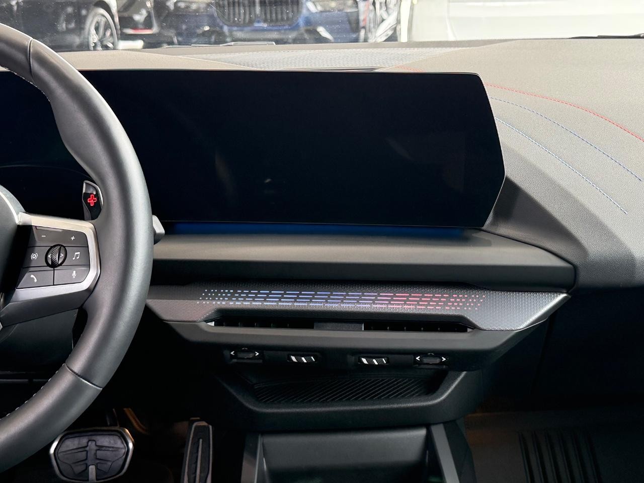 BMW 2 Series Vehicle Full-screen Gallery Image 10