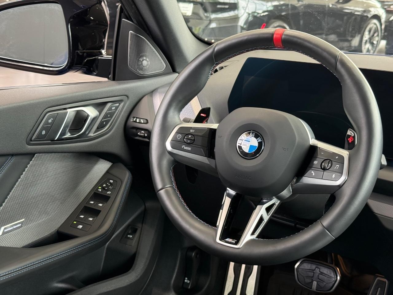 BMW 2 Series Vehicle Full-screen Gallery Image 11