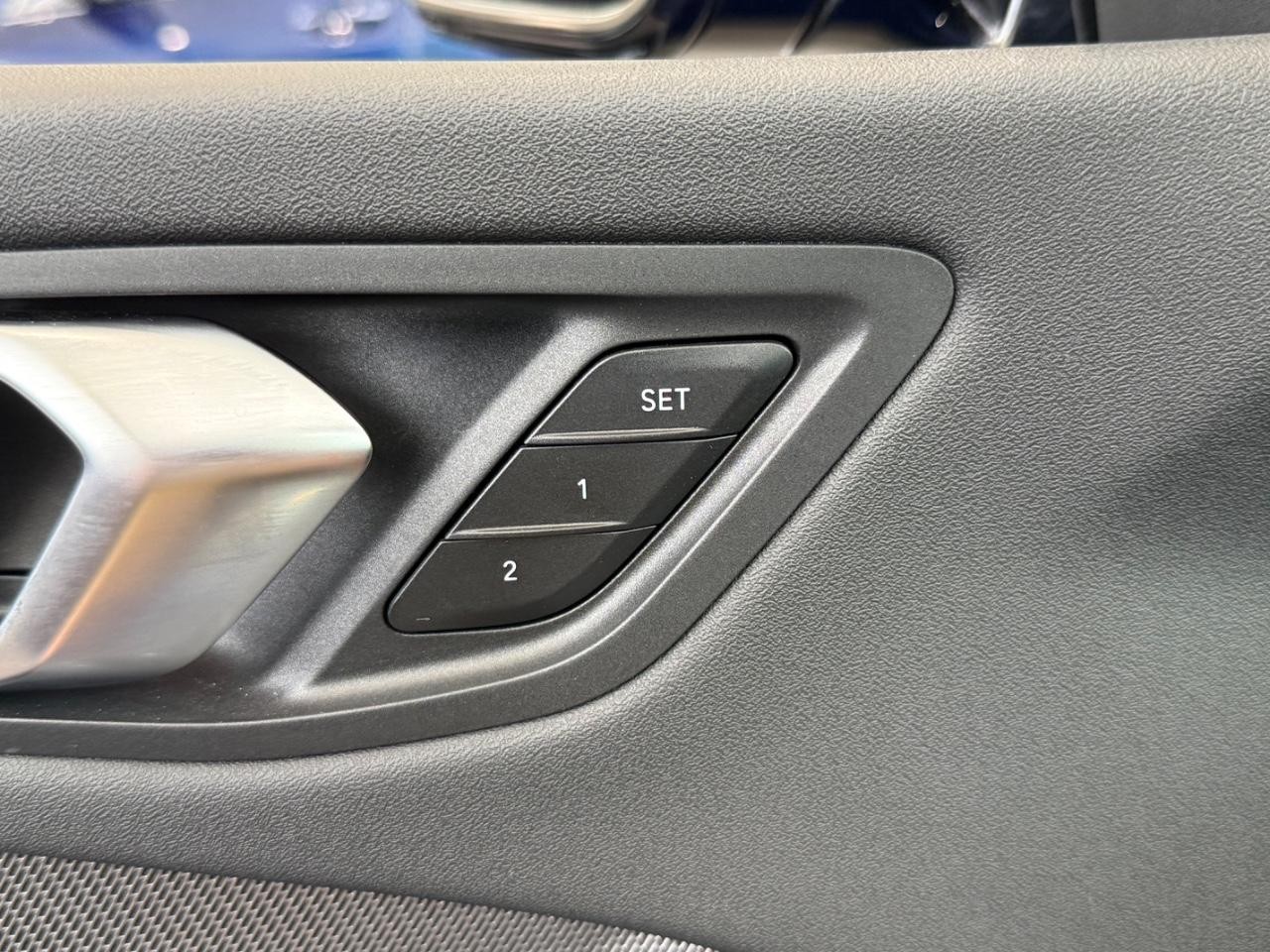 BMW 2 Series Vehicle Full-screen Gallery Image 13