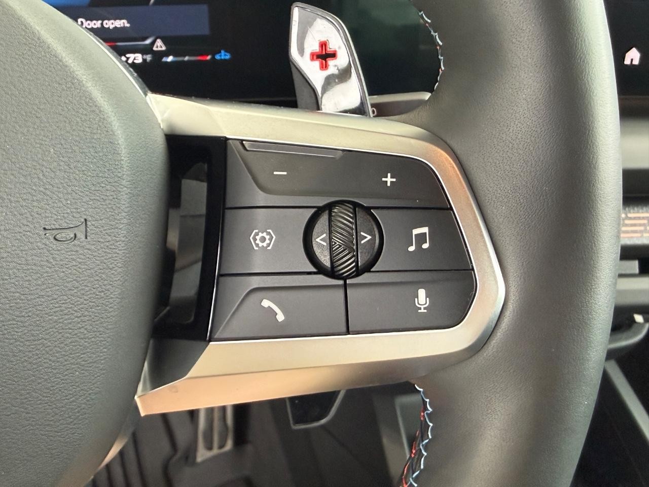 BMW 2 Series Vehicle Full-screen Gallery Image 15