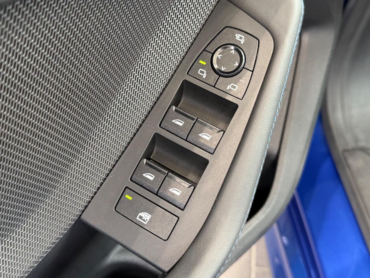 BMW 2 Series Vehicle Full-screen Gallery Image 19