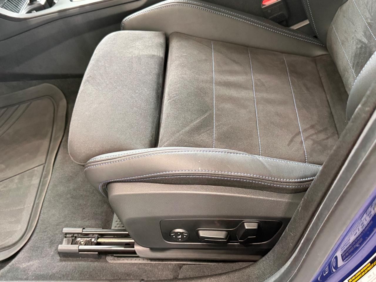 BMW 2 Series Vehicle Full-screen Gallery Image 20