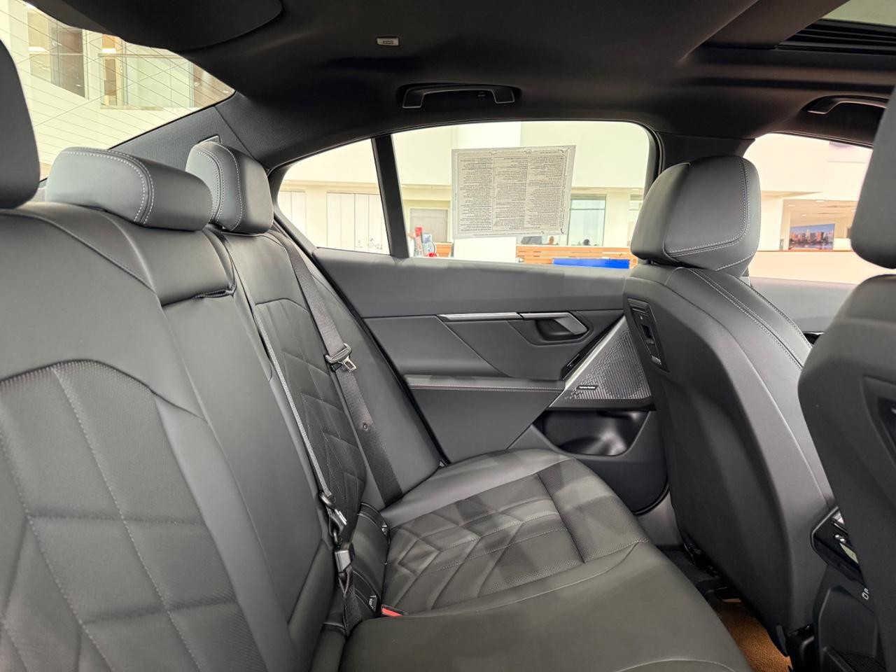 BMW 5 Series Vehicle Image 09
