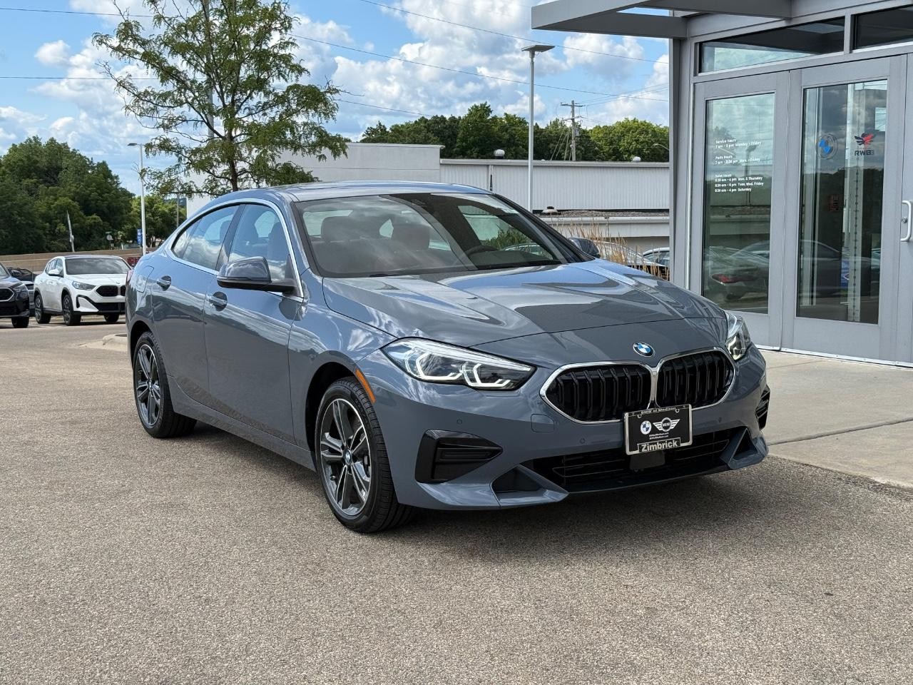 BMW 2 Series Vehicle Full-screen Gallery Image 01
