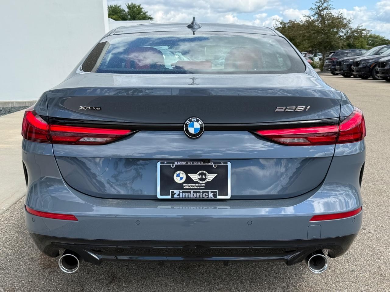 BMW 2 Series Vehicle Full-screen Gallery Image 04