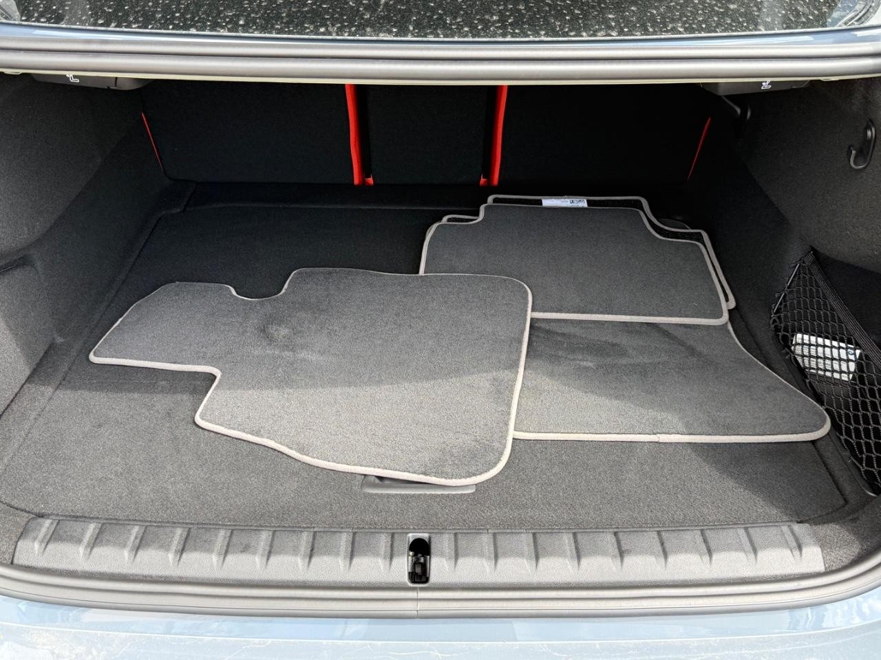 BMW 2 Series Vehicle Full-screen Gallery Image 05