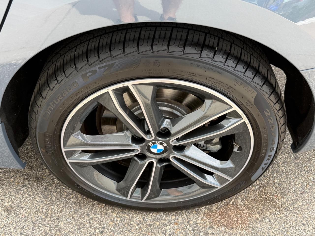 BMW 2 Series Vehicle Full-screen Gallery Image 07