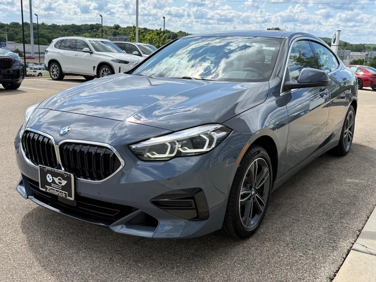 BMW 2 Series Vehicle Full-screen Gallery Image 08