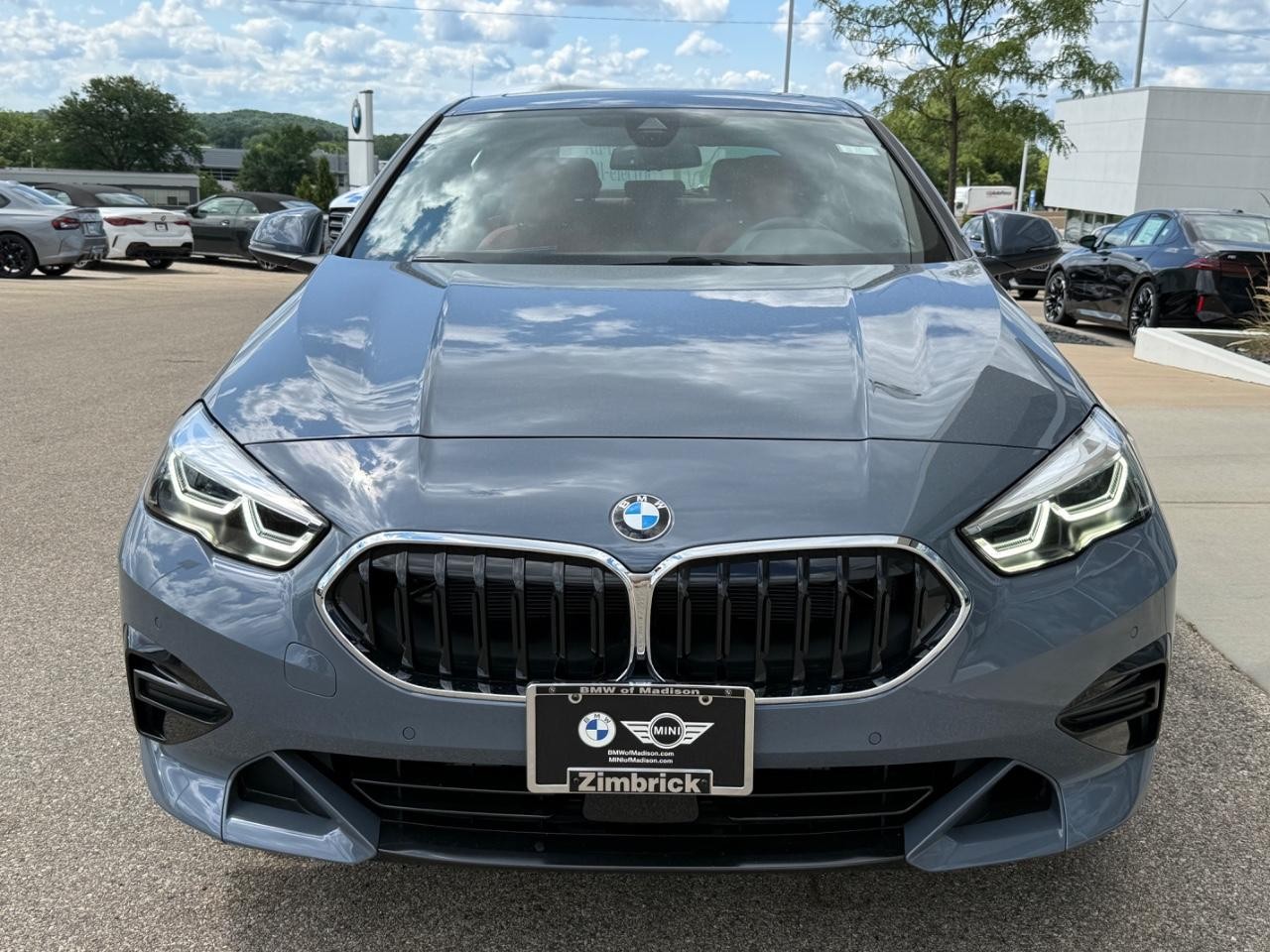 BMW 2 Series Vehicle Full-screen Gallery Image 09