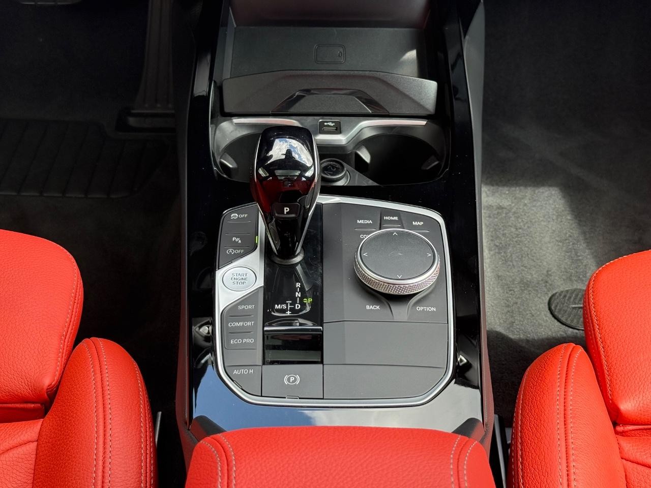 BMW 2 Series Vehicle Full-screen Gallery Image 13