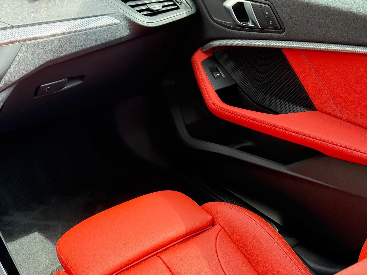 BMW 2 Series Vehicle Full-screen Gallery Image 15