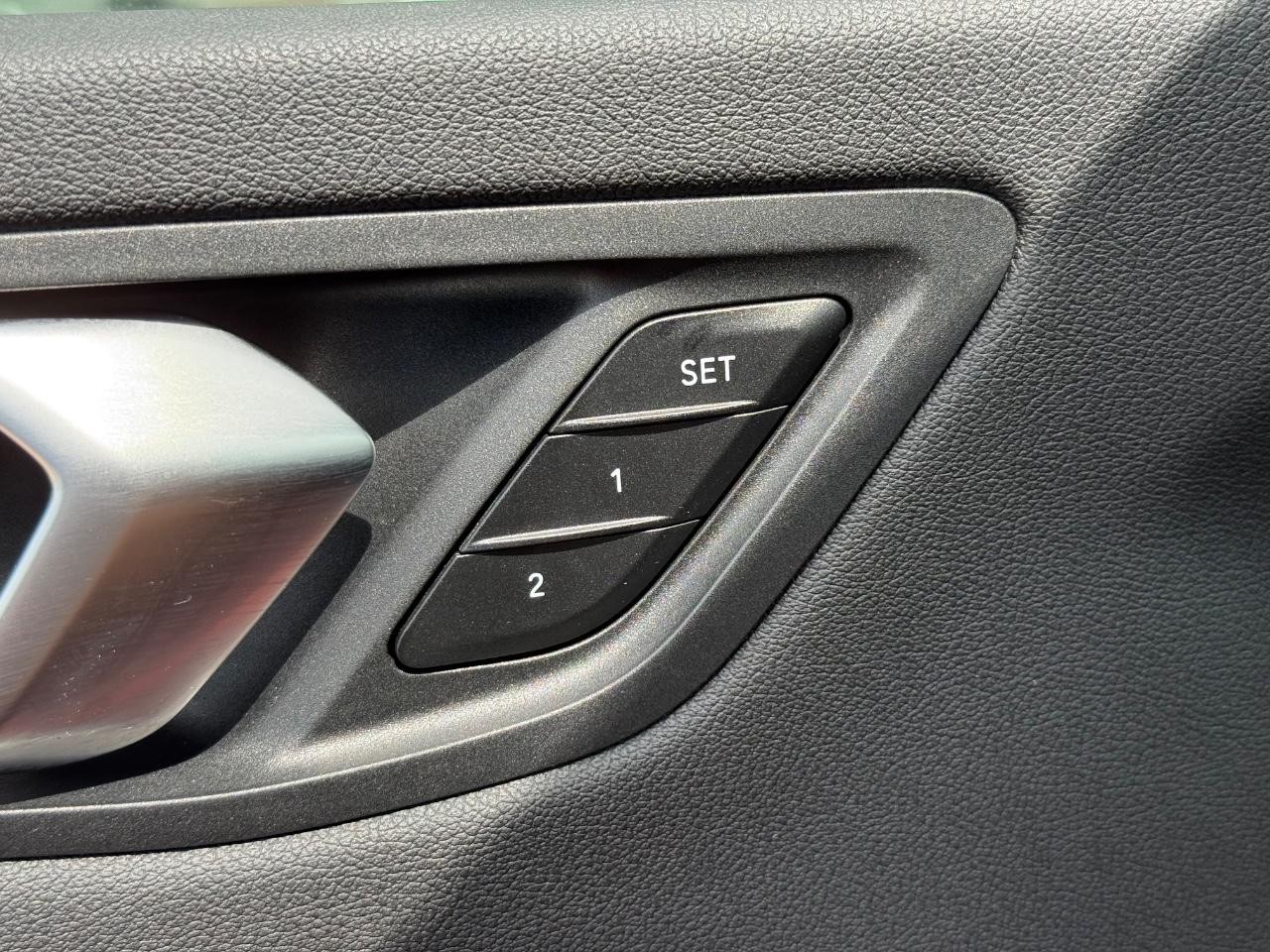 BMW 2 Series Vehicle Full-screen Gallery Image 16
