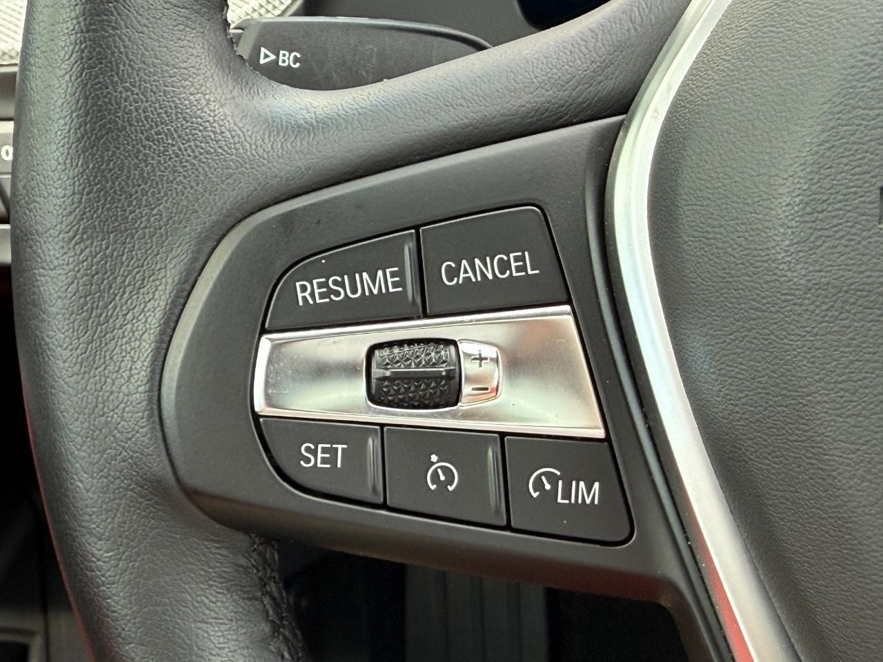 BMW 2 Series Vehicle Full-screen Gallery Image 17