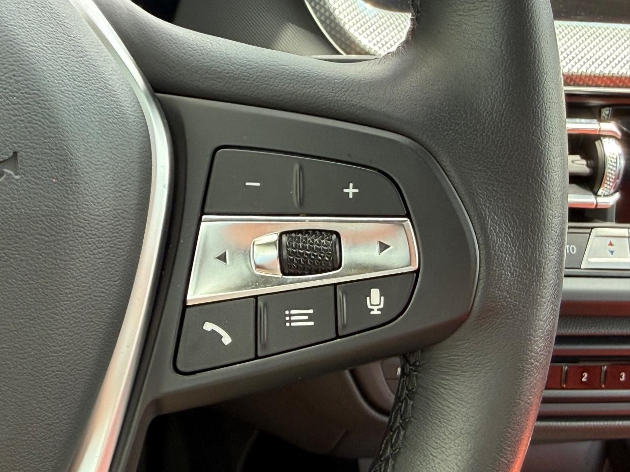 BMW 2 Series Vehicle Full-screen Gallery Image 18