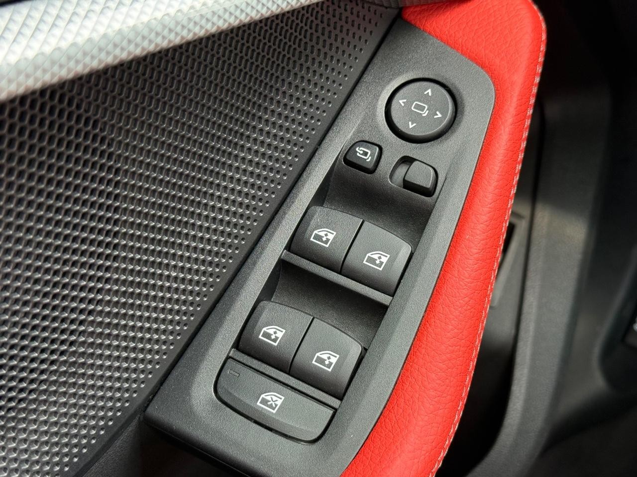 BMW 2 Series Vehicle Full-screen Gallery Image 23