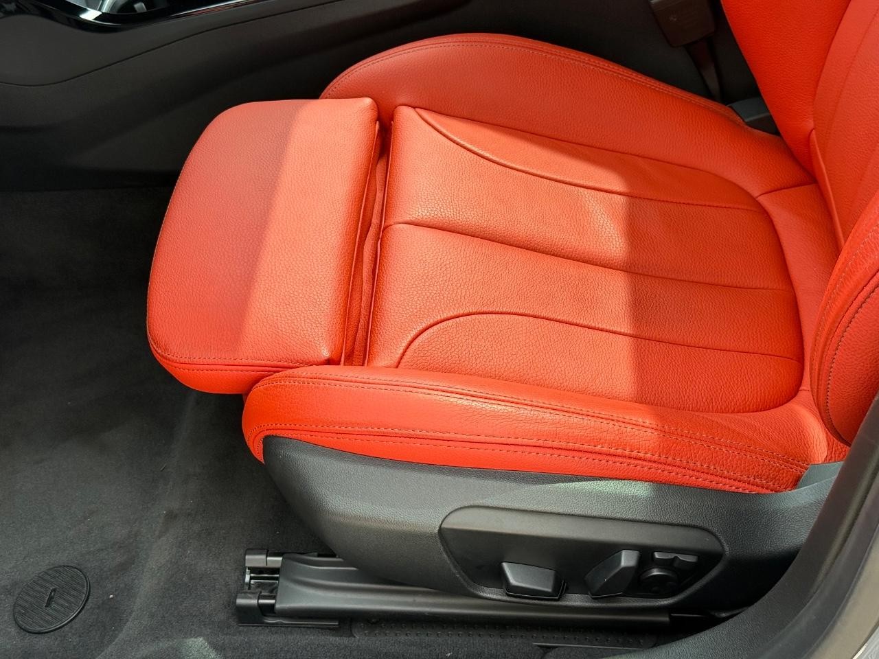 BMW 2 Series Vehicle Full-screen Gallery Image 24