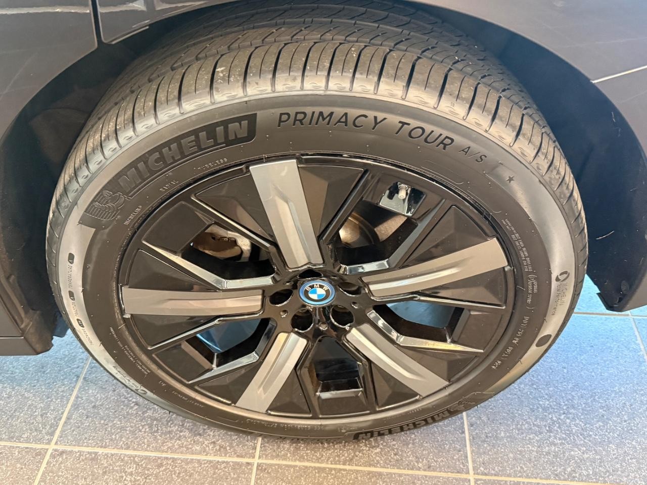 BMW iX Vehicle Image 06