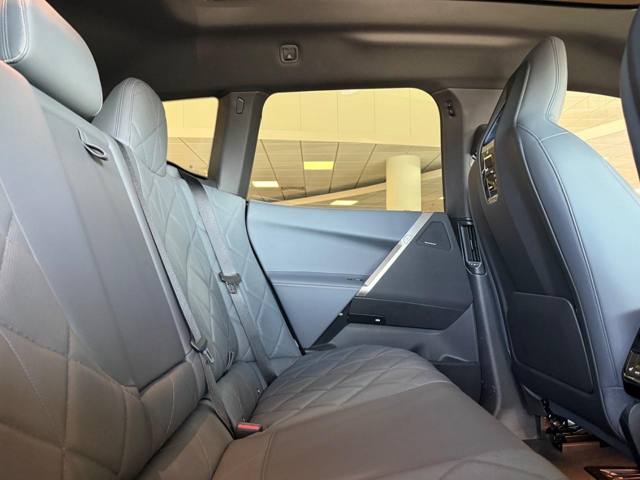 BMW iX Vehicle Image 08