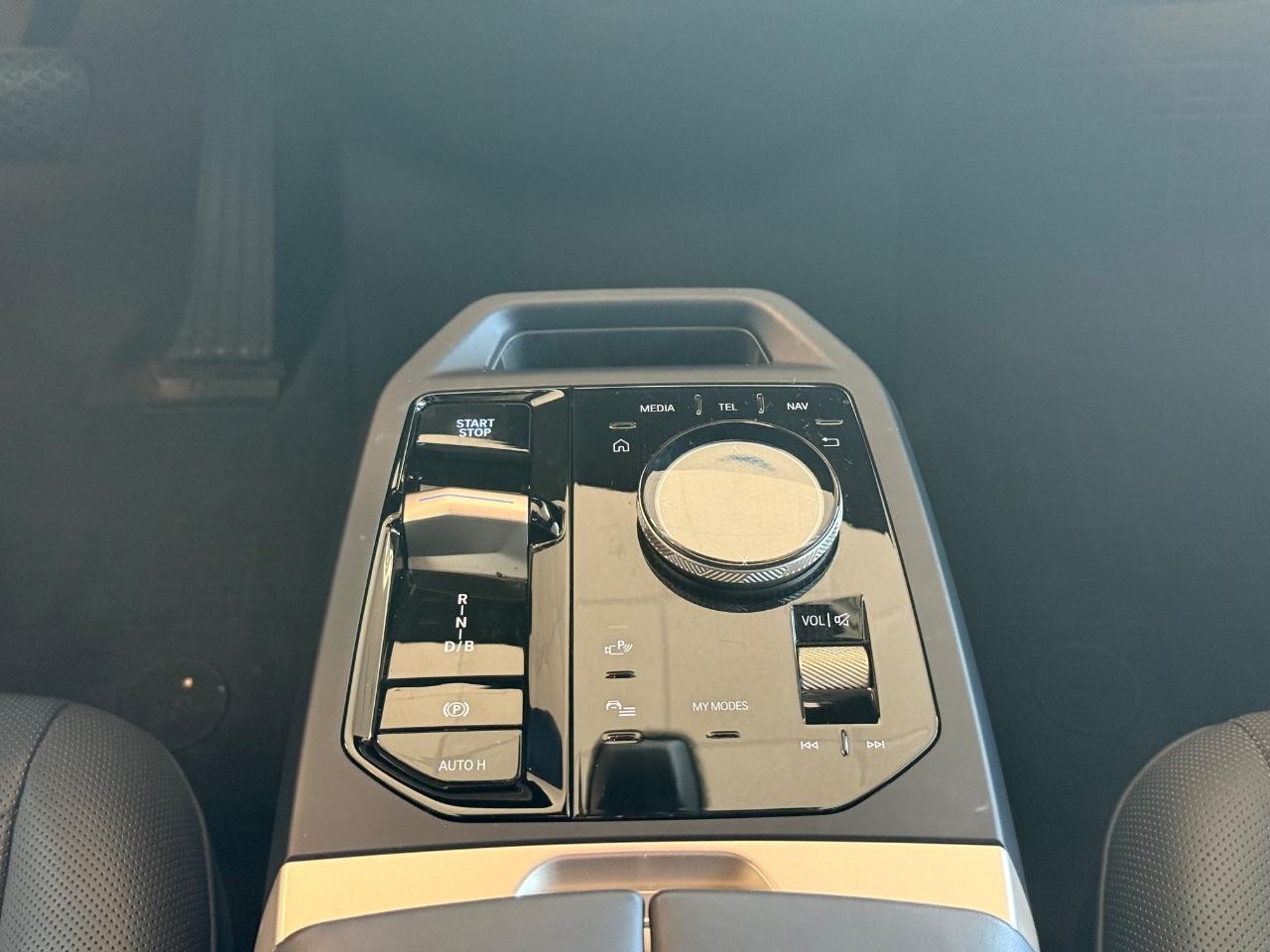 BMW iX Vehicle Image 11