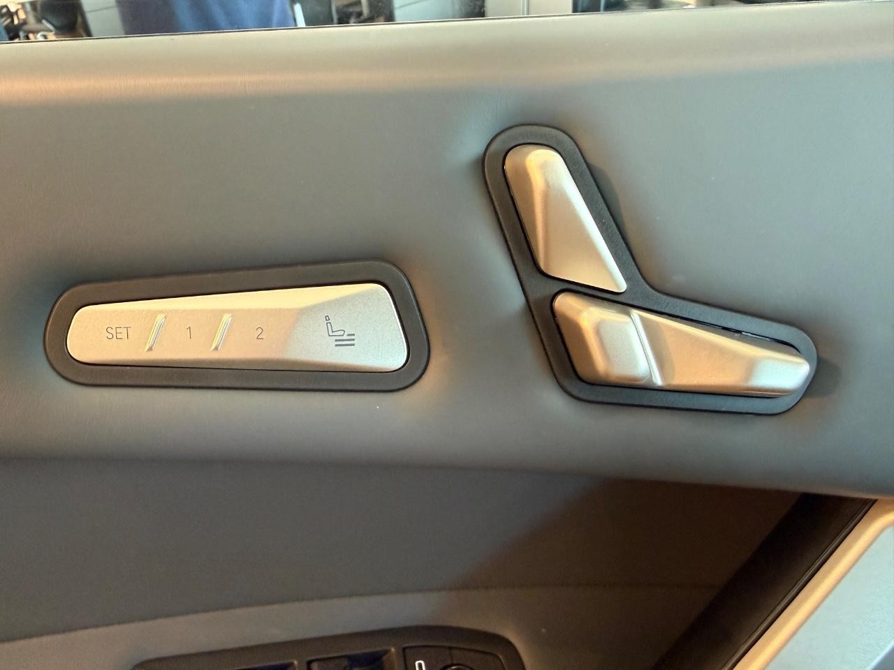BMW iX Vehicle Image 14