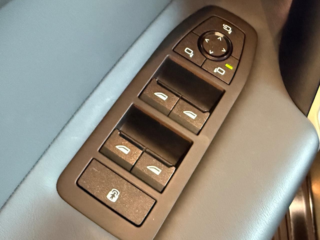 BMW iX Vehicle Image 20