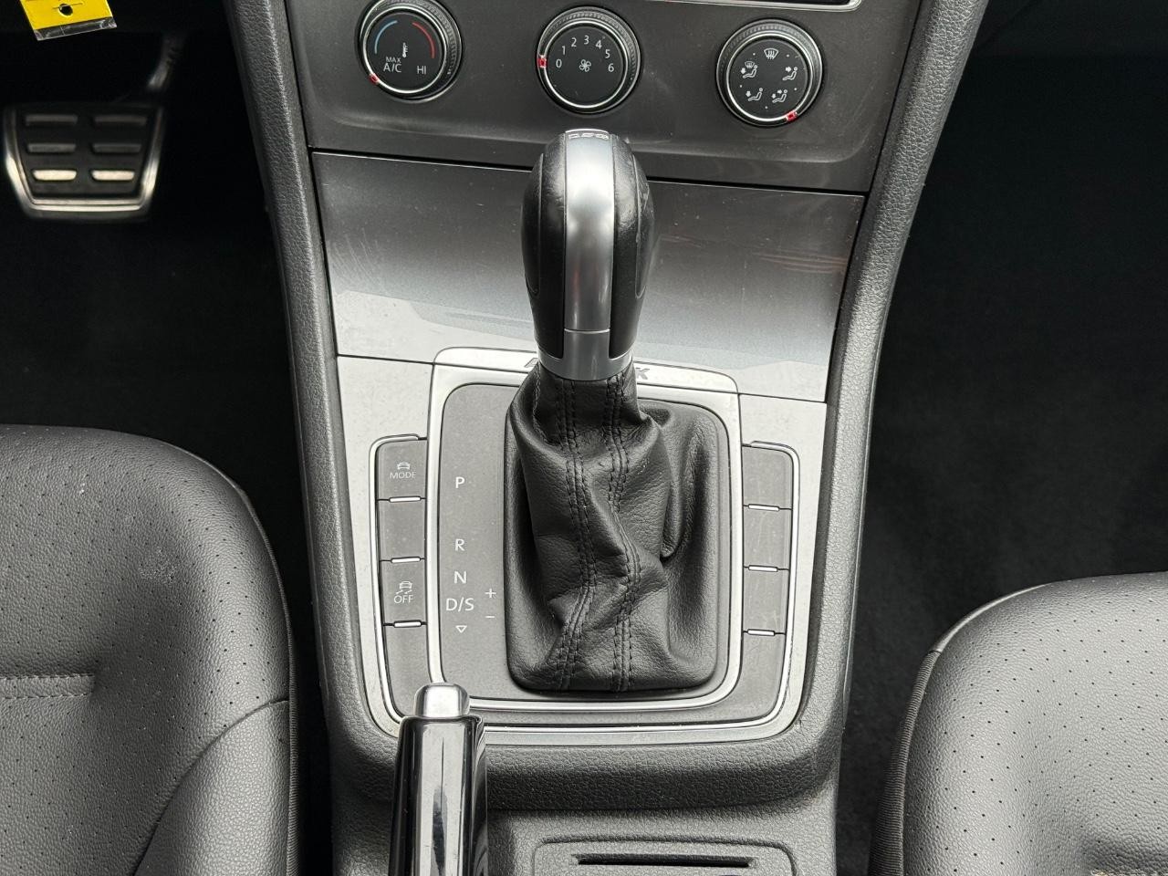 Volkswagen Golf Alltrack Vehicle Image 10