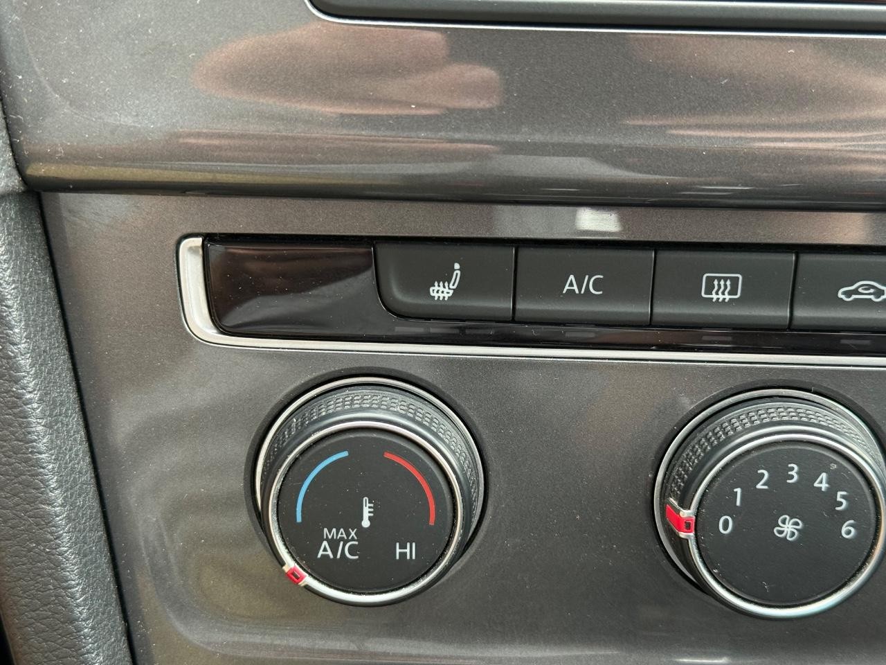 Volkswagen Golf Alltrack Vehicle Image 17