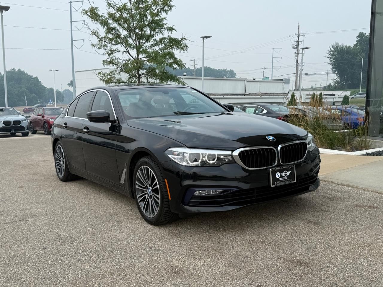 BMW 5 Series Vehicle Full-screen Gallery Image 01