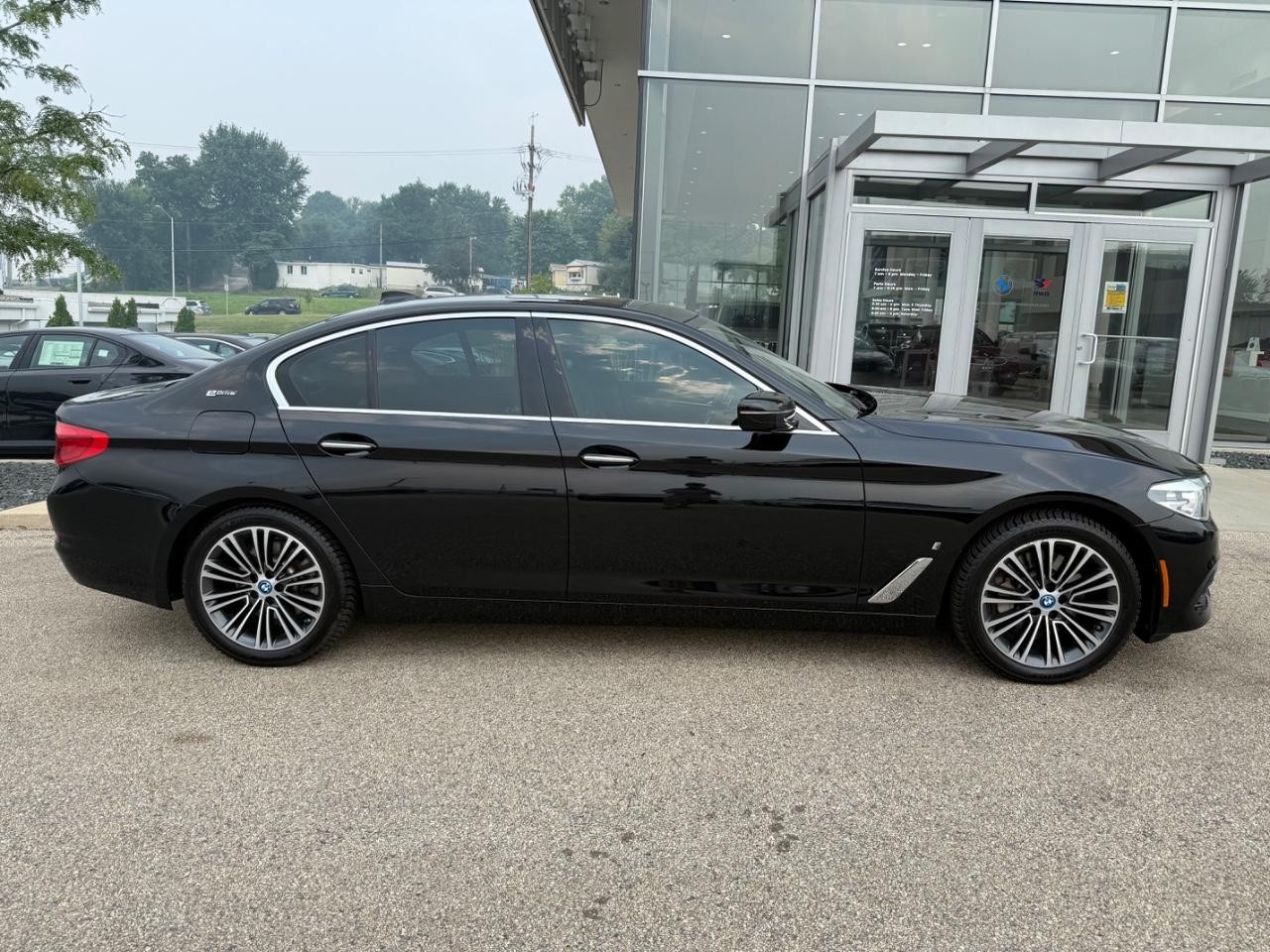 BMW 5 Series Vehicle Full-screen Gallery Image 02