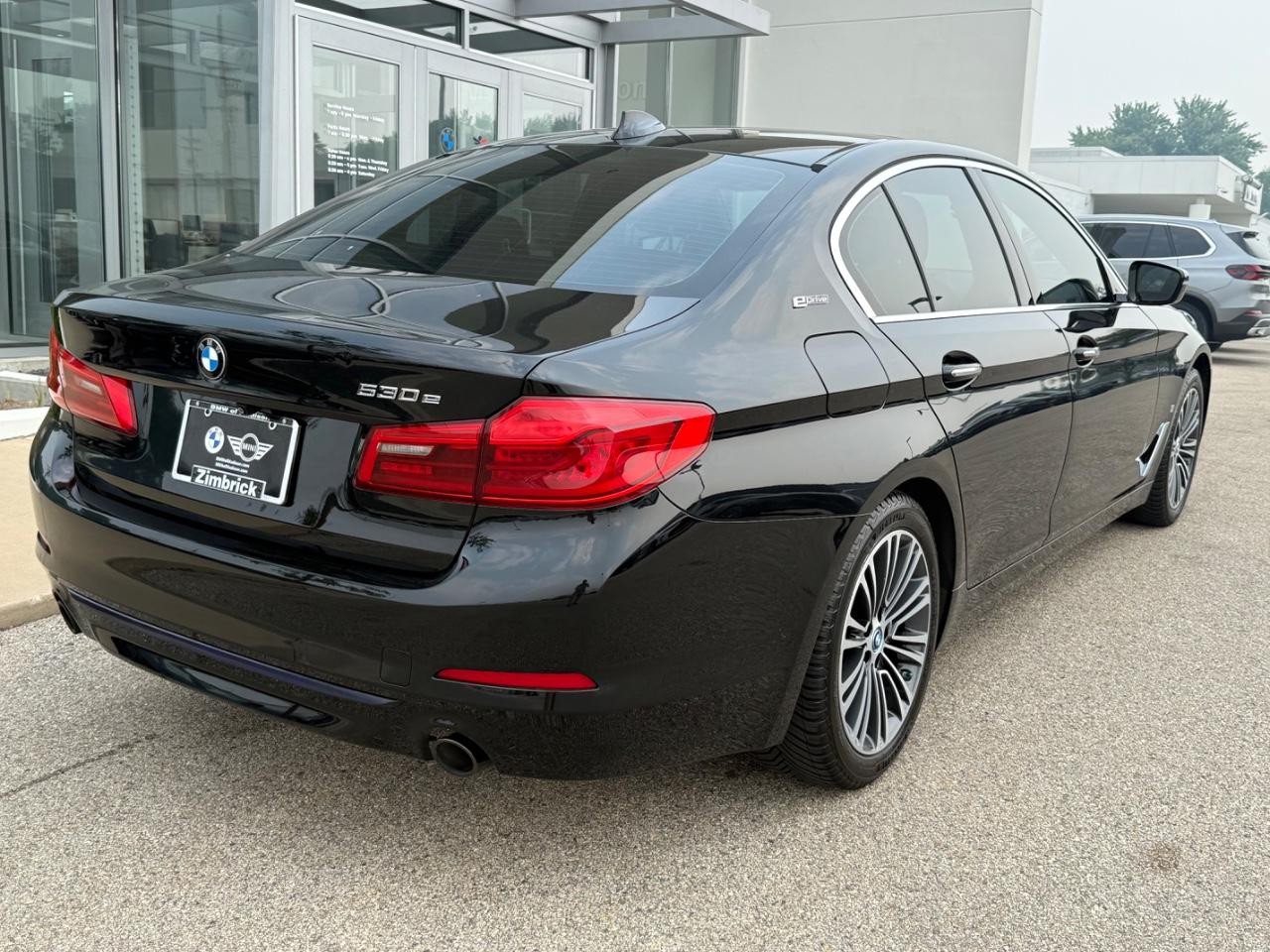 BMW 5 Series Vehicle Full-screen Gallery Image 03