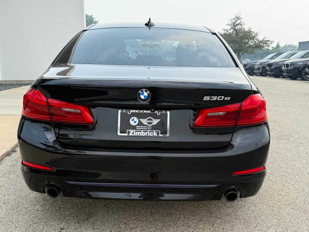BMW 5 Series Vehicle Full-screen Gallery Image 04