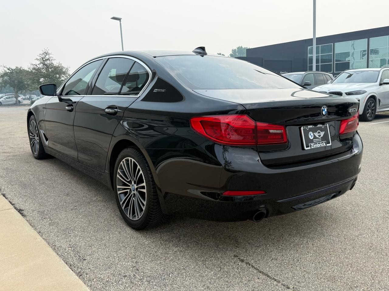 BMW 5 Series Vehicle Full-screen Gallery Image 05