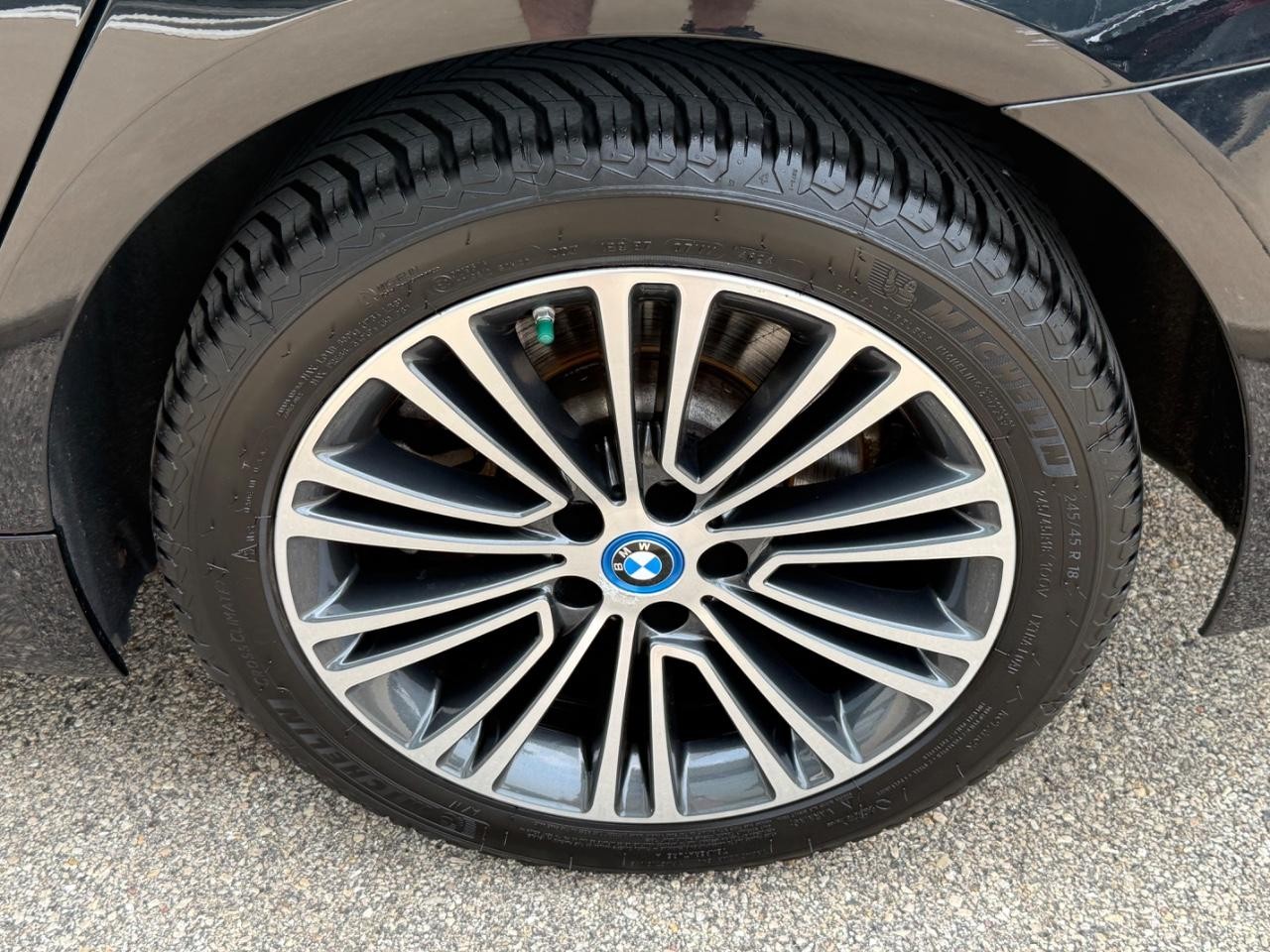 BMW 5 Series Vehicle Full-screen Gallery Image 06