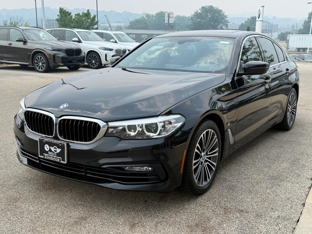BMW 5 Series Vehicle Full-screen Gallery Image 07