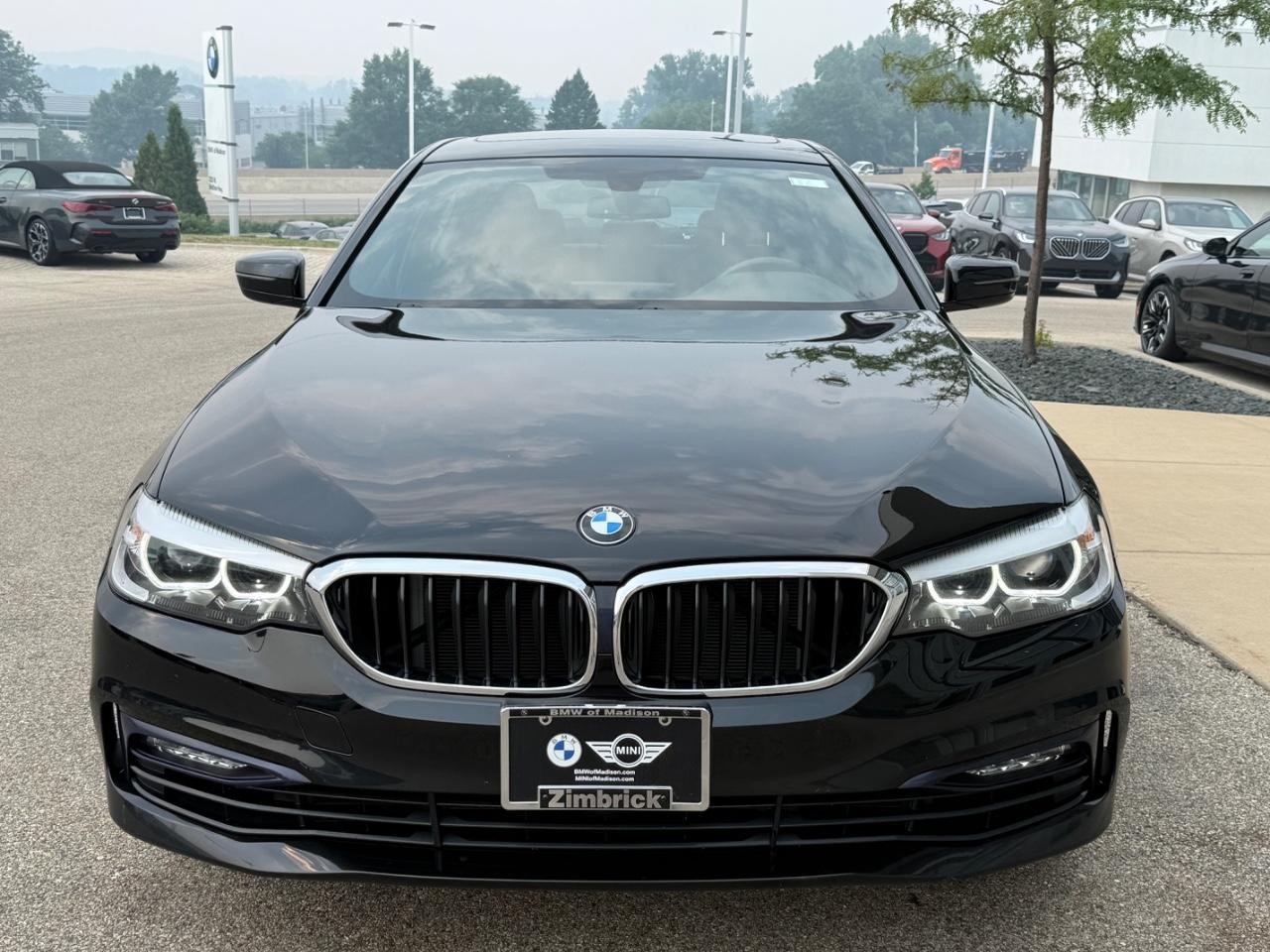 BMW 5 Series Vehicle Full-screen Gallery Image 08