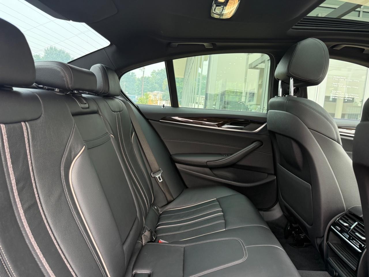 BMW 5 Series Vehicle Full-screen Gallery Image 09