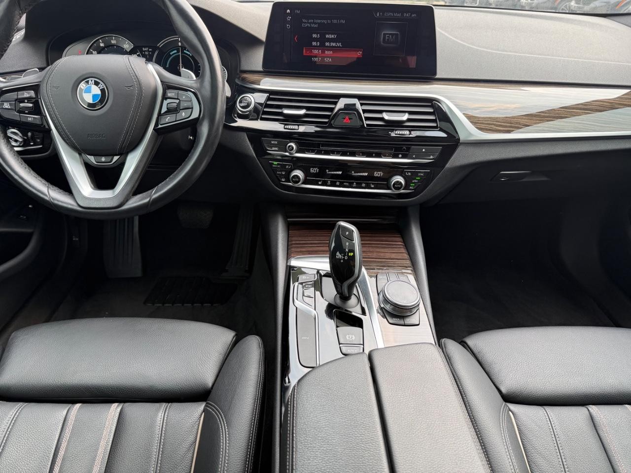 BMW 5 Series Vehicle Full-screen Gallery Image 10