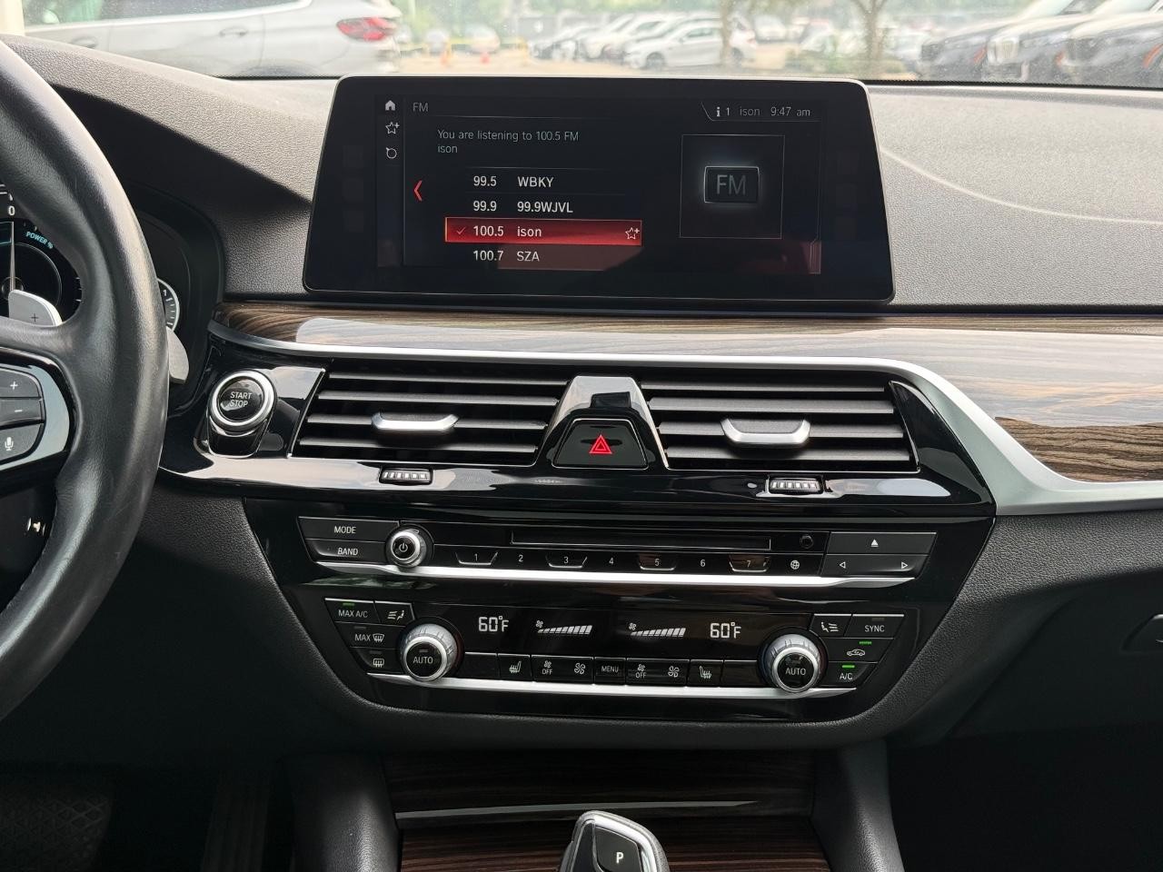 BMW 5 Series Vehicle Full-screen Gallery Image 11