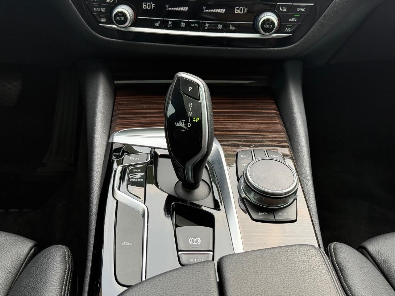 BMW 5 Series Vehicle Full-screen Gallery Image 12