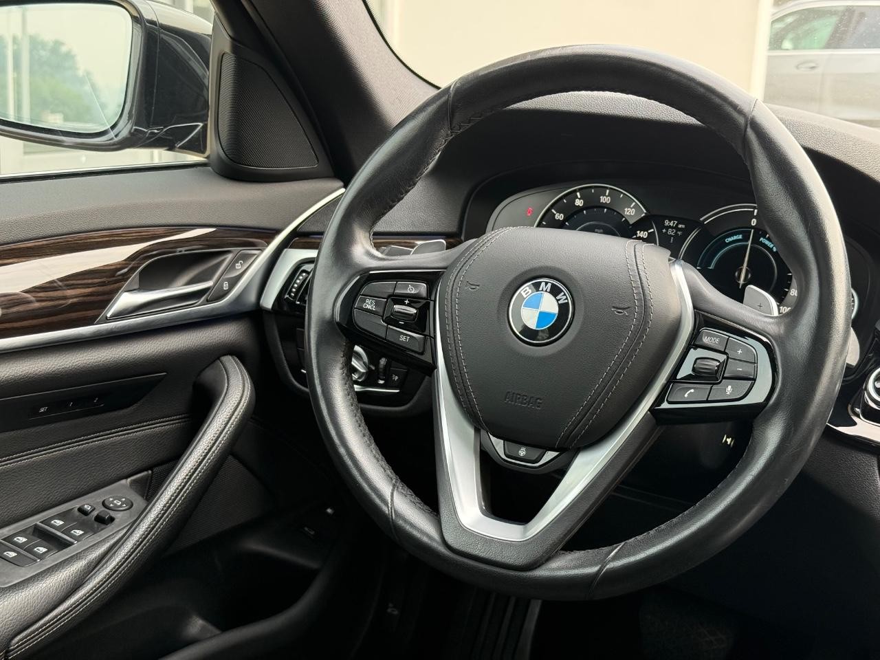 BMW 5 Series Vehicle Full-screen Gallery Image 13