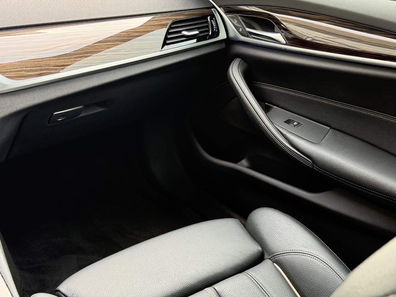 BMW 5 Series Vehicle Full-screen Gallery Image 14