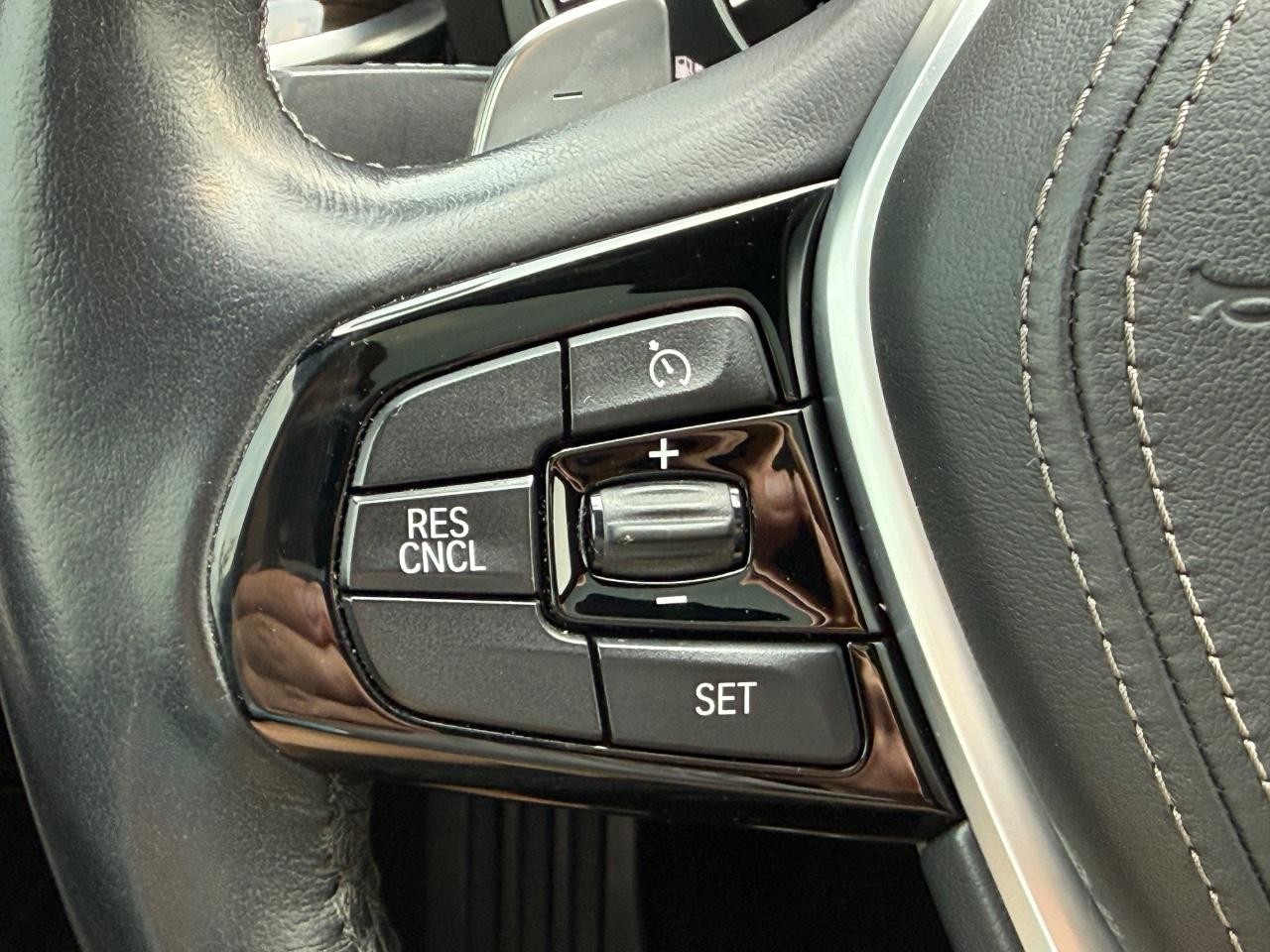 BMW 5 Series Vehicle Full-screen Gallery Image 15